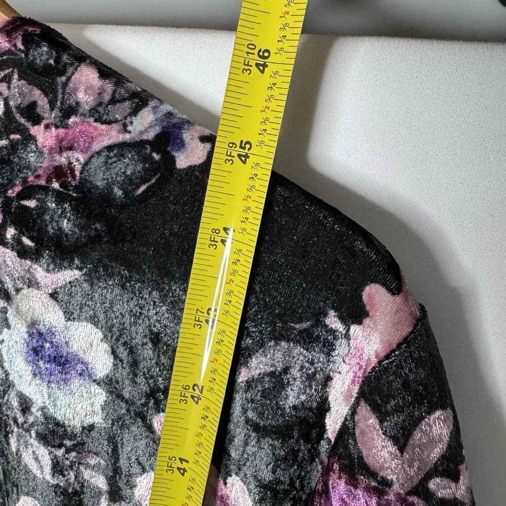 LulaRoe Duster Kimono Velvet Black Pink Floral L Boho Whimsygoth Pockets - Picture 6 of 10